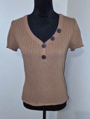 American Eagle Outfitters Brown Ribbed V‑Neck Button Short Sleeve Top
